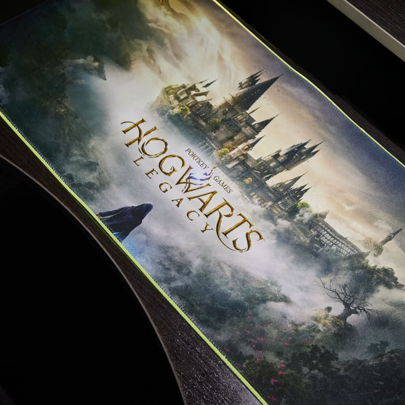 Hogwarts Legacy - Oversize Gaming Mat & Mobile Charger